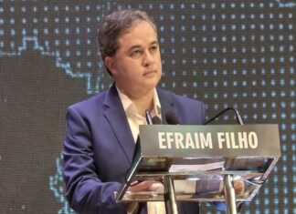 Em primeiro debate Efraim reforça críticas à corrupção, segurança e educação