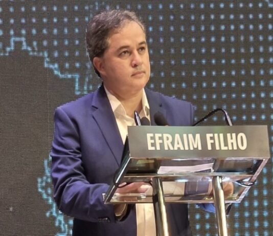 Em primeiro debate Efraim reforça críticas à corrupção, segurança e educação