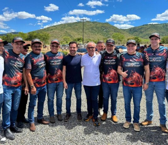 De cavalo e de foguete: Prefeito de Mogeiro recebe Efraim e Cícero durante evento