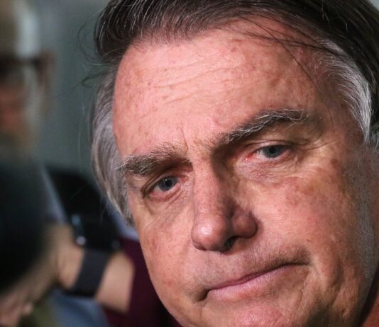 Ordem do STF determina que Bolsonaro entregue passaporte à Justiça