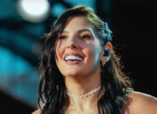 Ana Castela “assina” carteira de trabalho de fã sem perceber e se arrepende