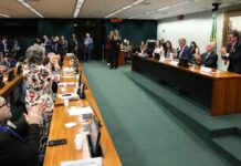 CCJ aprova admissibilidade de propostas que acabam com escala 6×1