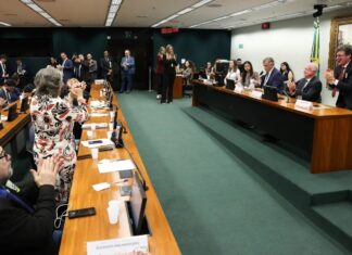 CCJ aprova admissibilidade de propostas que acabam com escala 6×1