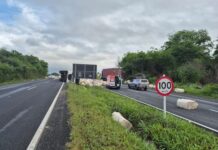 Caminhão com fardos de algodão tomba em trecho da BR-230 em Campina Grande