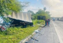 Motorista é arremessado de caminhão e morre atropelado por ônibus após colisão na Capital