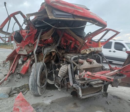 Colisão entre caminhões deixa vítima presa às ferragens na BR-230, em Santa Rita