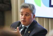 “Político que se junta com traficante não representa o povo, representa o crime”, dispara Efraim