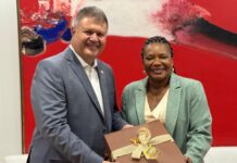 Cultura: Ministra Margareth Menezes recebe em mãos convite para O Maior São João do Mundo