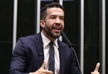 Deputado André Janones é internado com arritmia em São Paulo