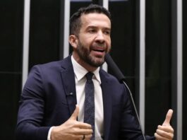 Deputado André Janones é internado com arritmia em São Paulo