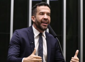 Deputado André Janones é internado com arritmia em São Paulo