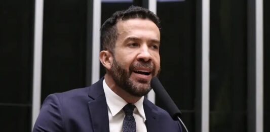 Deputado André Janones é internado com arritmia em São Paulo