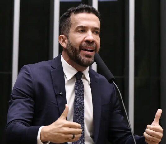 Deputado André Janones é internado com arritmia em São Paulo