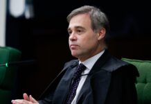 Mendonça vota para impedir Moraes e Dino em julgamento de Bolsonaro