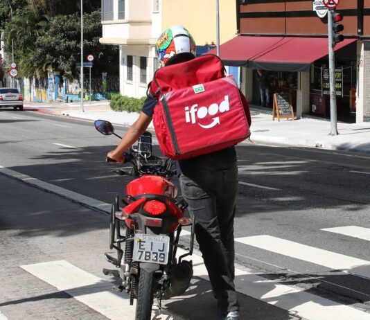 Anvisa libera venda de medicamentos por plataformas como iFood e Rapp