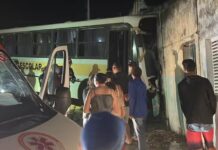 Motorista de ônibus escolar morre e estudantes ficam feridos após acidente em Aroeiras