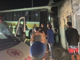 Motorista de ônibus escolar morre e estudantes ficam feridos após acidente em Aroeiras