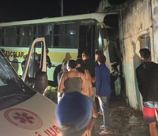 Motorista de ônibus escolar morre e estudantes ficam feridos após acidente em Aroeiras