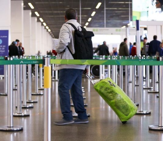 Conflito no Oriente Médio provoca maior caos aéreo global desde a pandemia