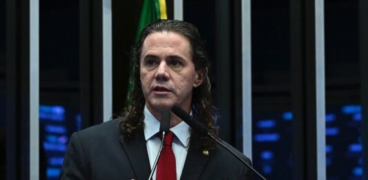 Na tribuna do Senado, Veneziano denuncia tentativa de compra de mandato de Senador na Paraíba