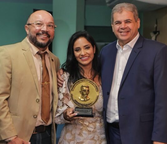 Vice-prefeito Alcindor Villarim participa de entrega de Medalha de Honra ao Mérito a Crizane Xavier