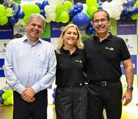 Vice-prefeito Alcindor Villarim representa prefeito Bruno Cunha Lima na inauguração do Rede Compras Estação Velha