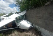 Avião perde controle e bate em muro após pouso em São José da Mata, em Campina Grande