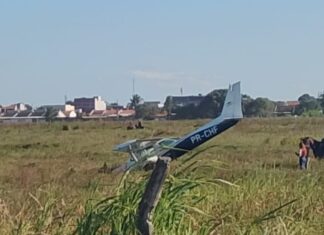 Avião de pequeno porte faz pouso forçado no aeroporto de João Pessoa