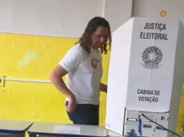 Ao votar em Campina Grande, Veneziano destaca reação de eleitores pró-Lula