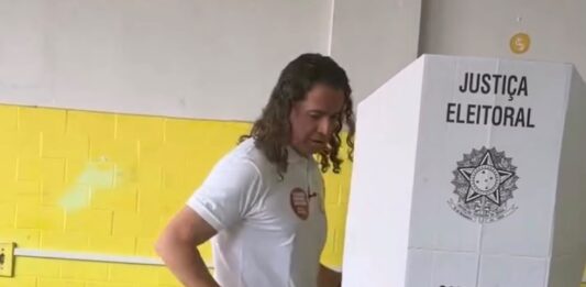Ao votar em Campina Grande, Veneziano destaca reação de eleitores pró-Lula
