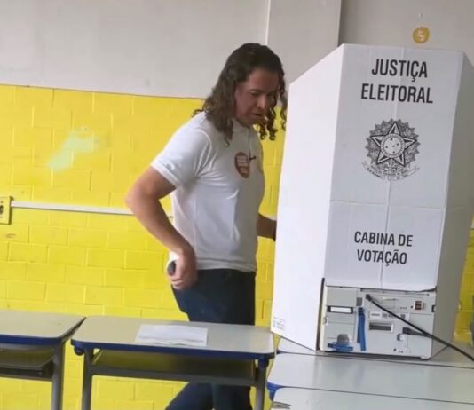 Ao votar em Campina Grande, Veneziano destaca reação de eleitores pró-Lula