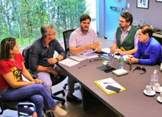 Bruno assina regulamentação da progressão para o magistério de Campina Grande