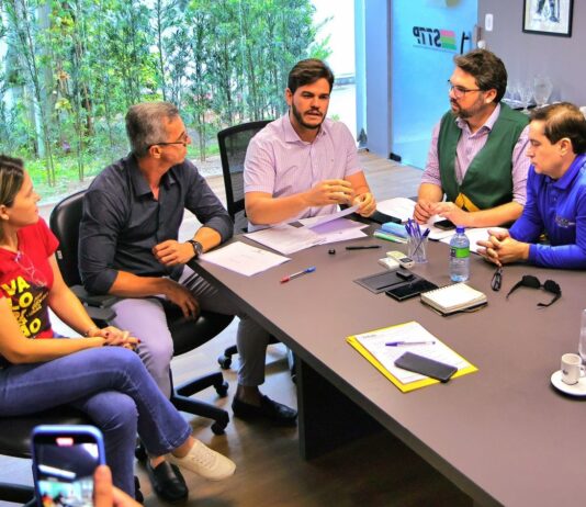 Bruno assina regulamentação da progressão para o magistério de Campina Grande