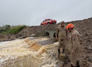Chuvas provocam alagamentos, desabamentos e resgates em cidades da Paraíba