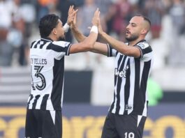 Botafogo vence Corinthians pelo Brasileirão com três de Arthur Cabral
