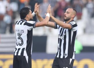 Botafogo vence Corinthians pelo Brasileirão com três de Arthur Cabral
