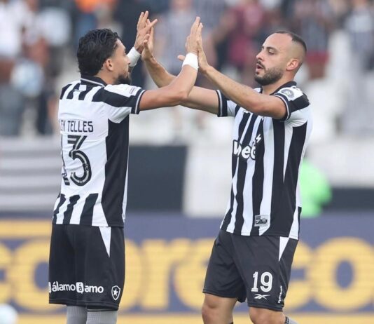 Botafogo vence Corinthians pelo Brasileirão com três de Arthur Cabral
