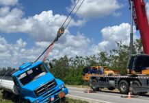 Motorista fica ferido após caminhão-tanque tombar na BR-230, na Paraíba