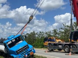 Motorista fica ferido após caminhão-tanque tombar na BR-230, na Paraíba