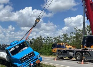 Motorista fica ferido após caminhão-tanque tombar na BR-230, na Paraíba