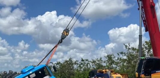 Motorista fica ferido após caminhão-tanque tombar na BR-230, na Paraíba