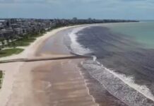 Mancha escura é encontrada no mar entre João Pessoa e Cabedelo