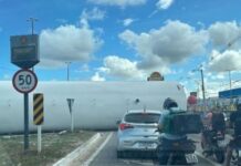 Carga de carreta com torre eólica se solta e interdita rodovia na BR-230 em Cabedelo
