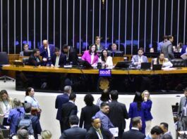 STF suspende julgamento que pode retirar mandato de sete deputados