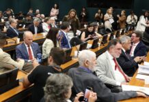 Pedido de vista adia votação da PEC do fim da 6×1 na CCJ da Câmara