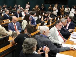 Pedido de vista adia votação da PEC do fim da 6×1 na CCJ da Câmara