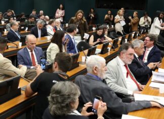 Pedido de vista adia votação da PEC do fim da 6×1 na CCJ da Câmara