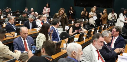 Pedido de vista adia votação da PEC do fim da 6×1 na CCJ da Câmara
