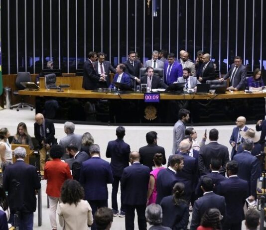 Câmara impõe derrota ao governo e deixa MP que aumenta tributos perder a validade
