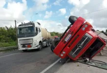 Caminhão com carga de madeira tomba no viaduto das Três Lagoas, em João Pessoa